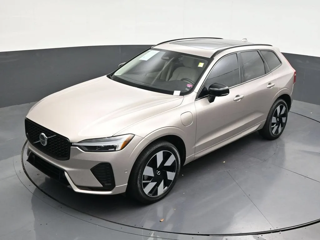 2025 Volvo XC60 Plug-In Hybrid Plus, T8 AWD Electric/Gasoline, Dark photo 10