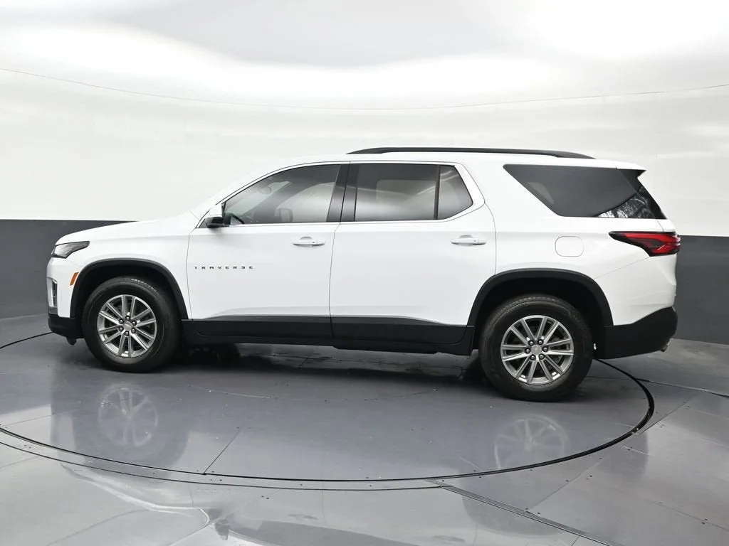 2023 Chevrolet Traverse LT Cloth photo 2