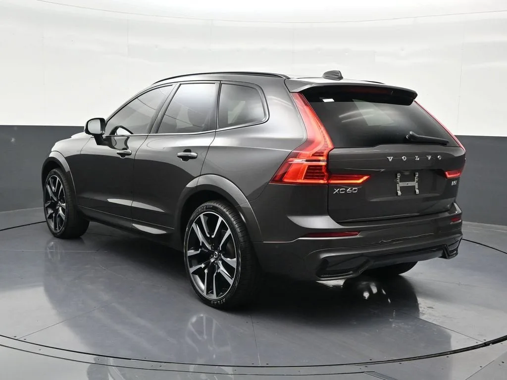 2024 Volvo XC60 B5 Ultimate Dark Theme photo 3