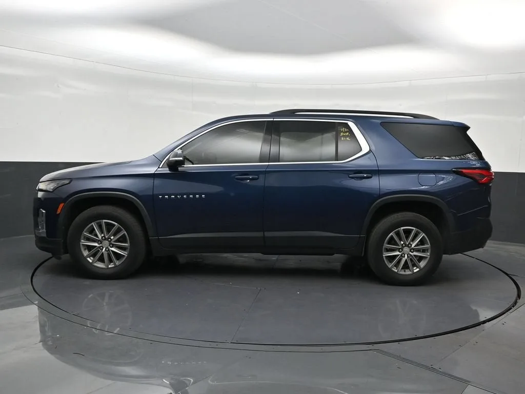 2023 Chevrolet Traverse LT Cloth photo 2