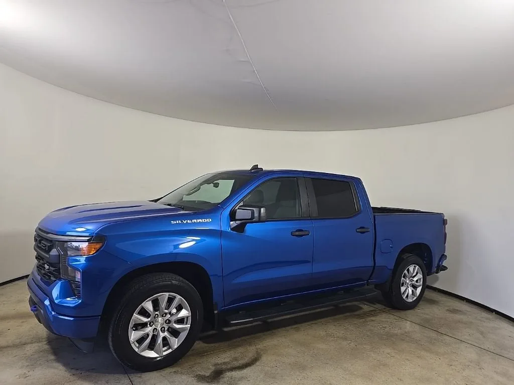 2022 Chevrolet Silverado 1500 Custom photo 2