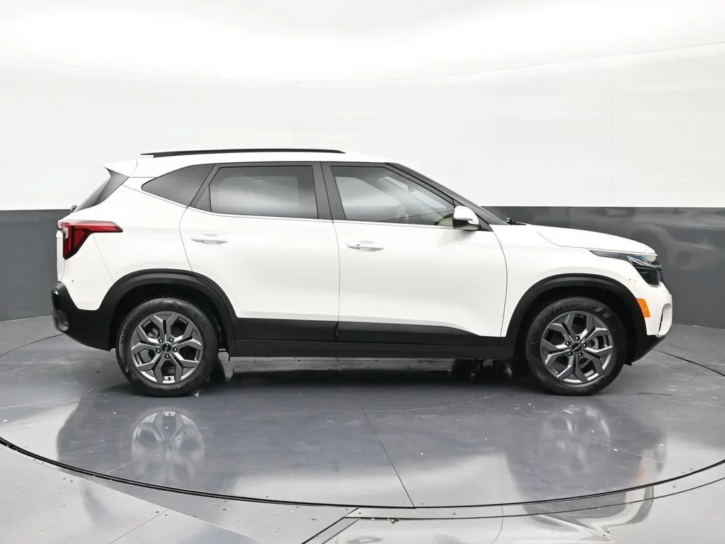 2024 Kia Seltos S photo 6
