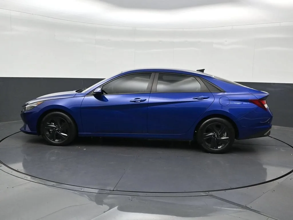 2023 Hyundai Elantra SEL photo 2