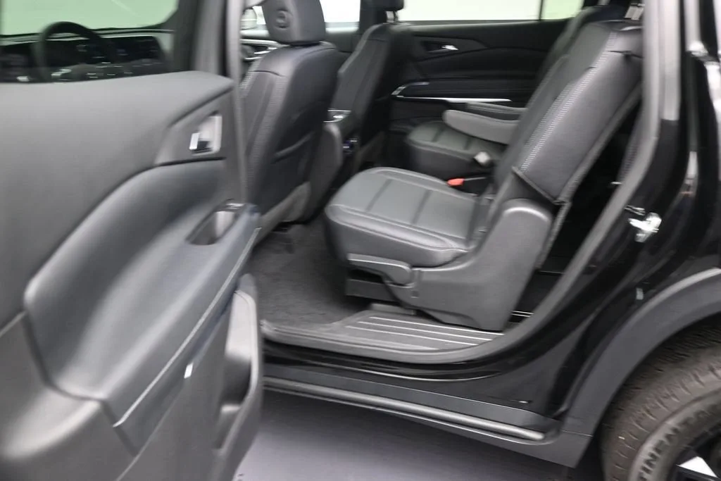 2025 Chevrolet Traverse LT photo 12