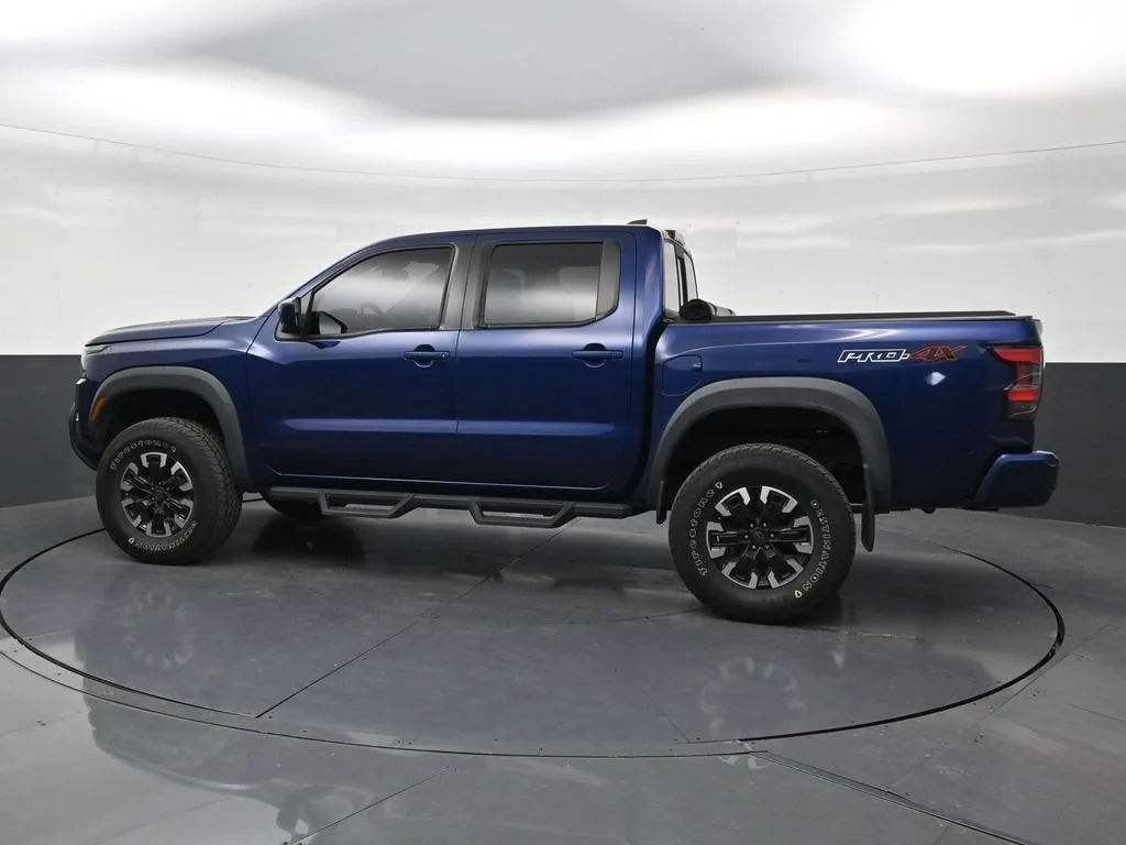 2022 Nissan Frontier Crew Cab PRO-4X 4x4 photo 2