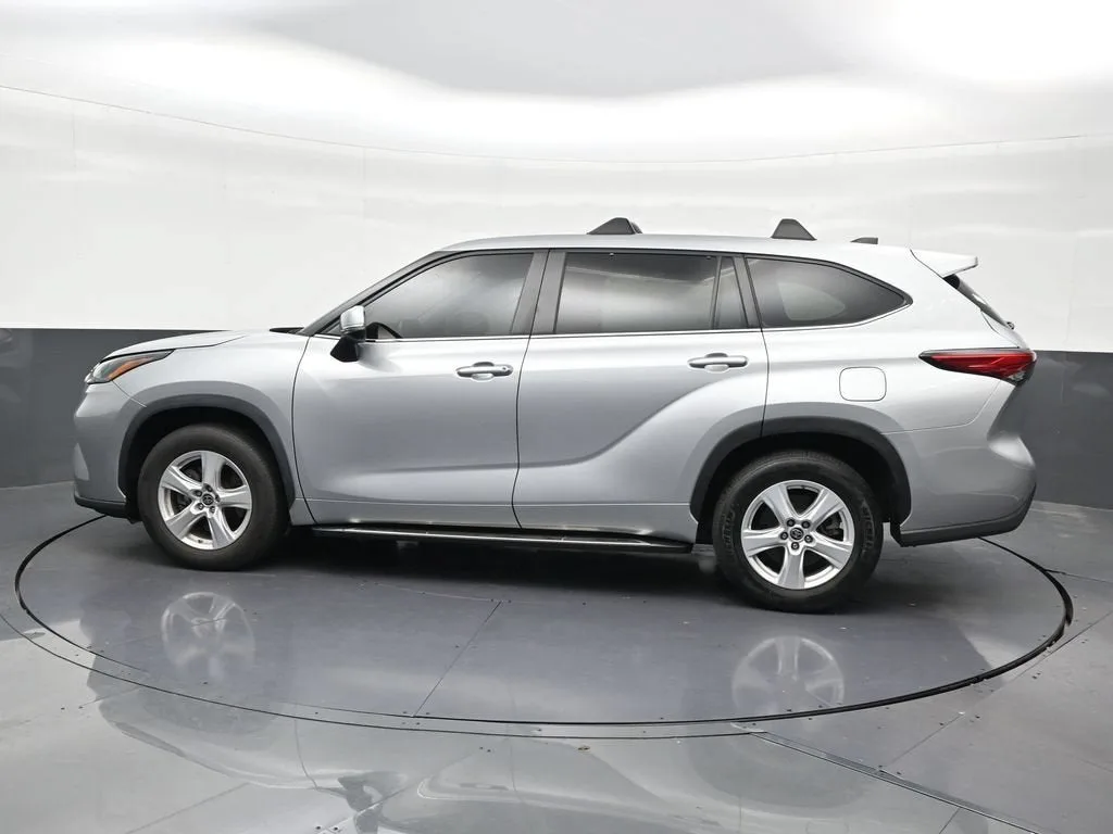 2023 Toyota Highlander L photo 2