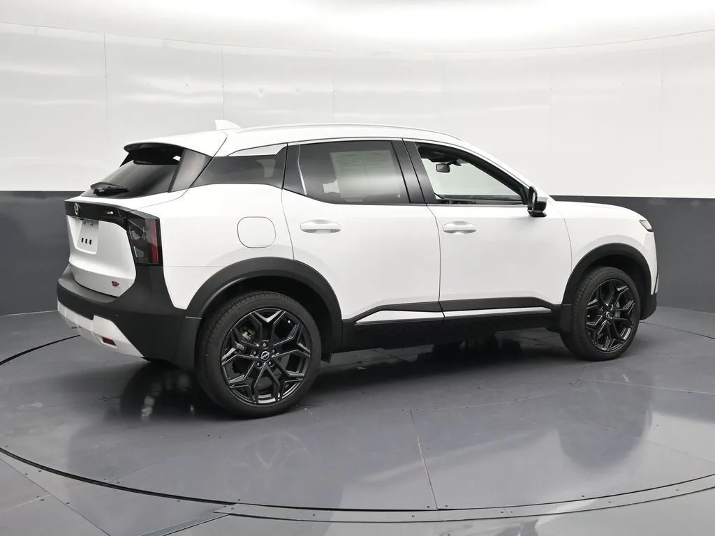 2025 Nissan Kicks SR photo 3