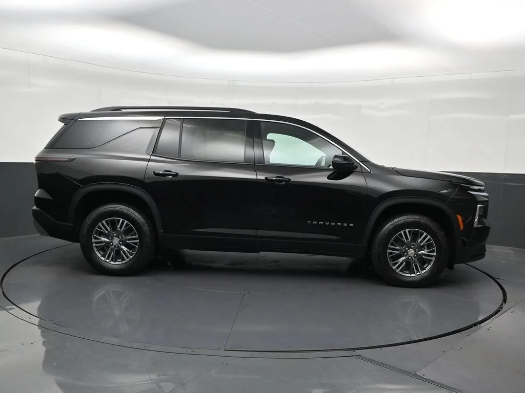 2026 Chevrolet Traverse LT photo 7