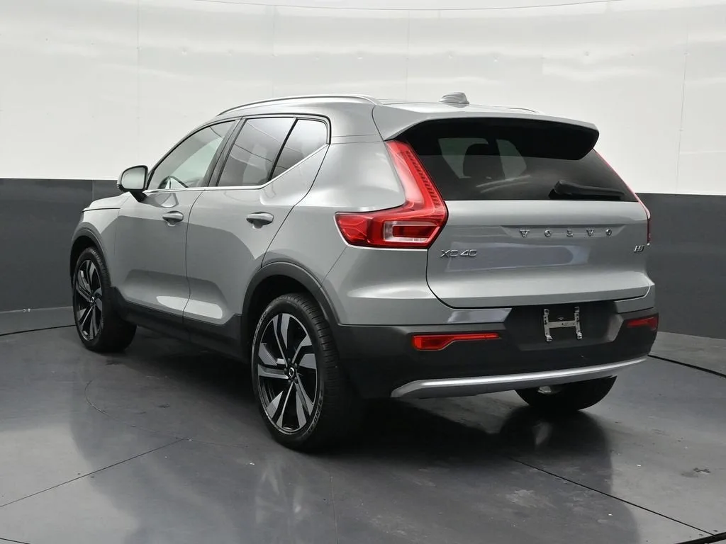 2024 Volvo XC40 B5 Plus Bright Theme photo 3