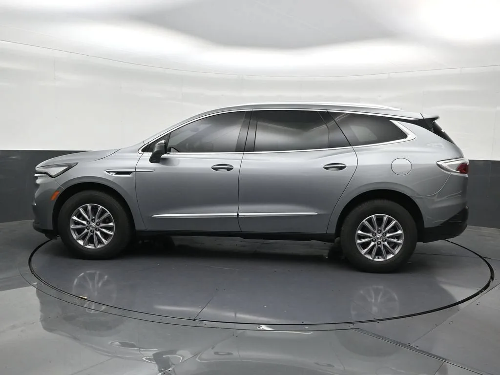 2024 Buick Enclave Essence photo 2