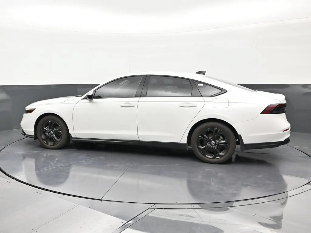 2025 Honda Accord Sedan SE photo 2