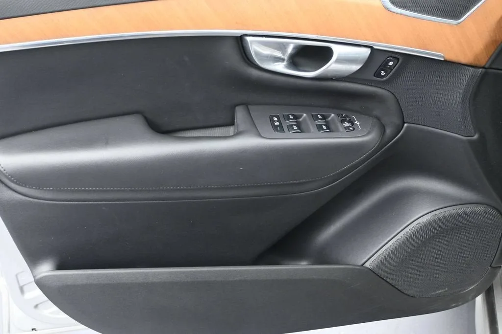 2024 Volvo XC90 B6 Plus Bright Theme 7-Seater photo 11