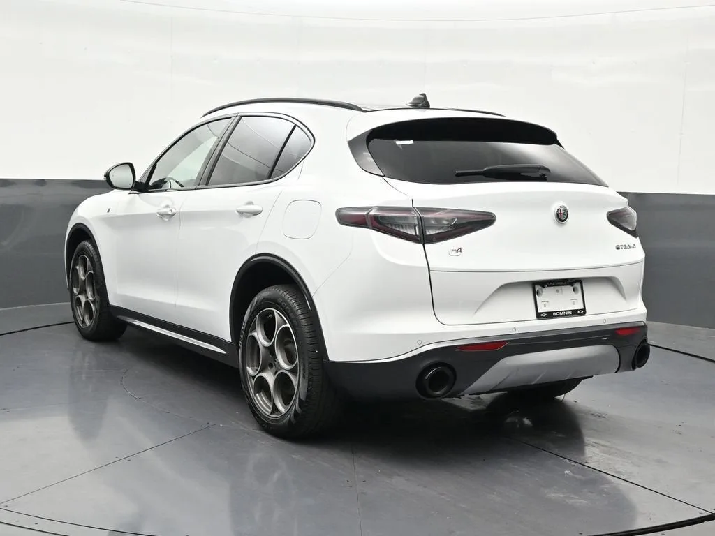 2024 Alfa Romeo Stelvio Ti AWD photo 3