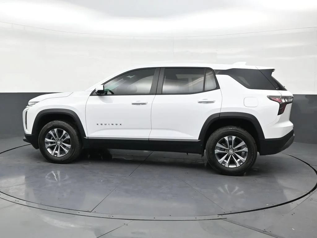 2025 Chevrolet Equinox LT photo 2
