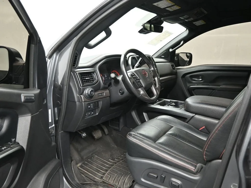 2023 Nissan TITAN Crew Cab PRO-4X 4x4 photo 10