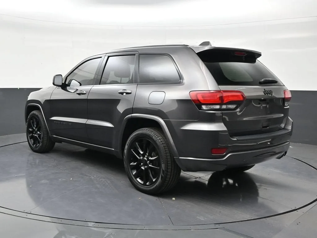 2019 Jeep Grand Cherokee Altitude 4x2 photo 3