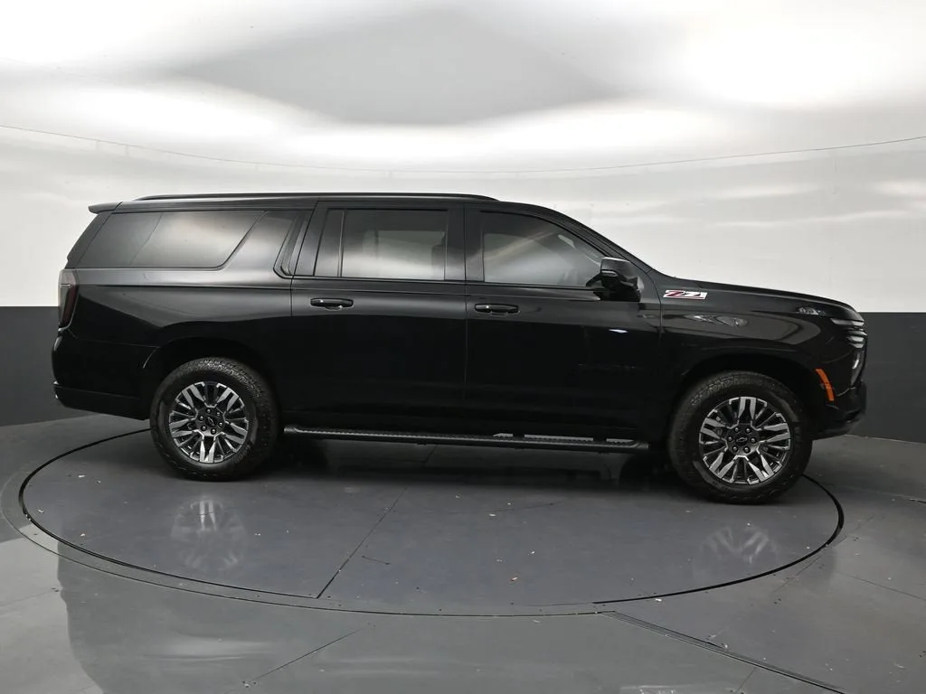 2025 Chevrolet Suburban Z71 photo 6