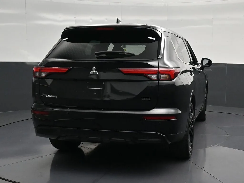 2023 Mitsubishi Outlander SE photo 2