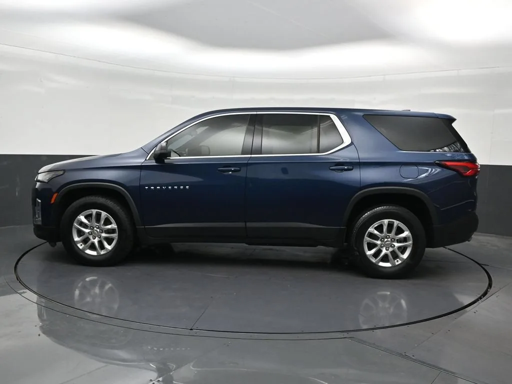 2023 Chevrolet Traverse LS photo 2
