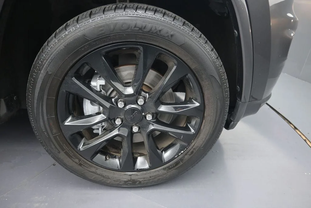 2021 Jeep Grand Cherokee Laredo X photo 9