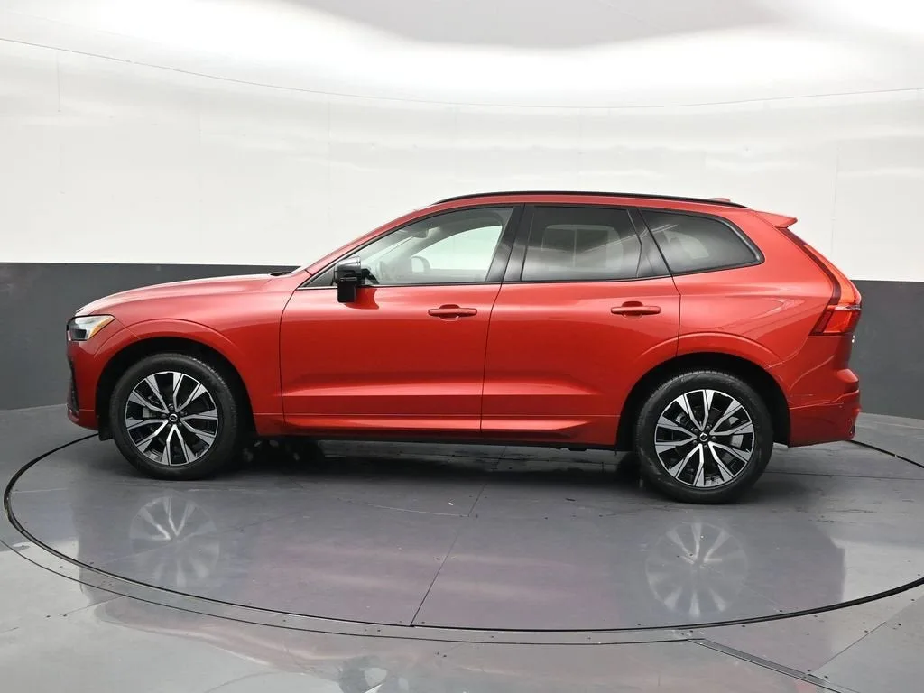 2024 Volvo XC60 B5 Core Dark Theme photo 2