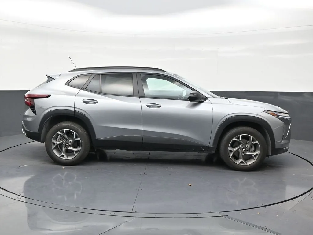 2024 Chevrolet Trax LT photo 6