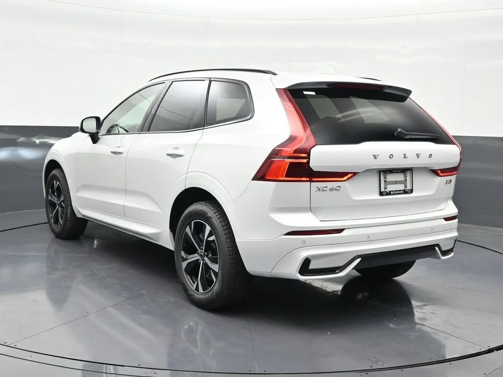 2026 Volvo XC60 B5 Core photo 3