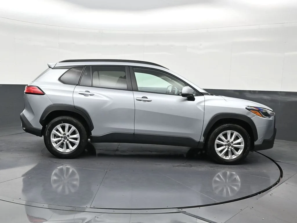 2024 Toyota Corolla Cross LE photo 7