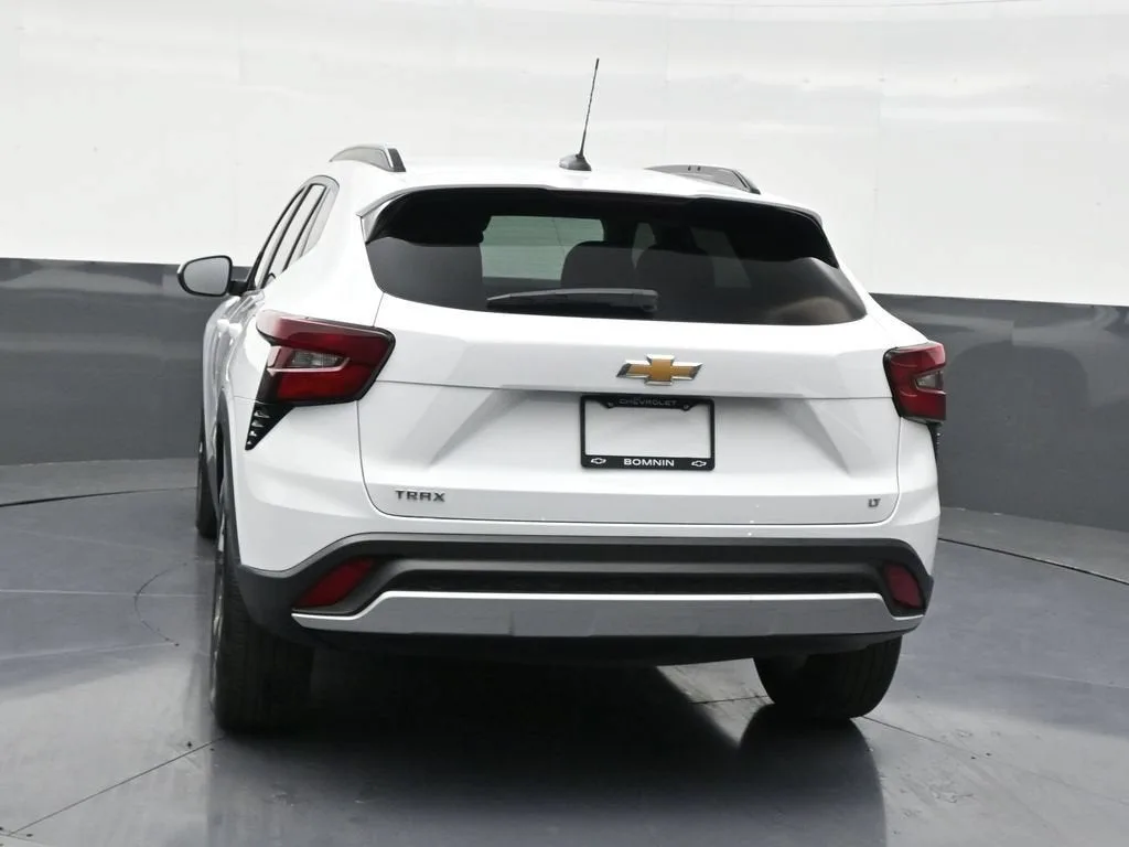 2024 Chevrolet Trax LT photo 4