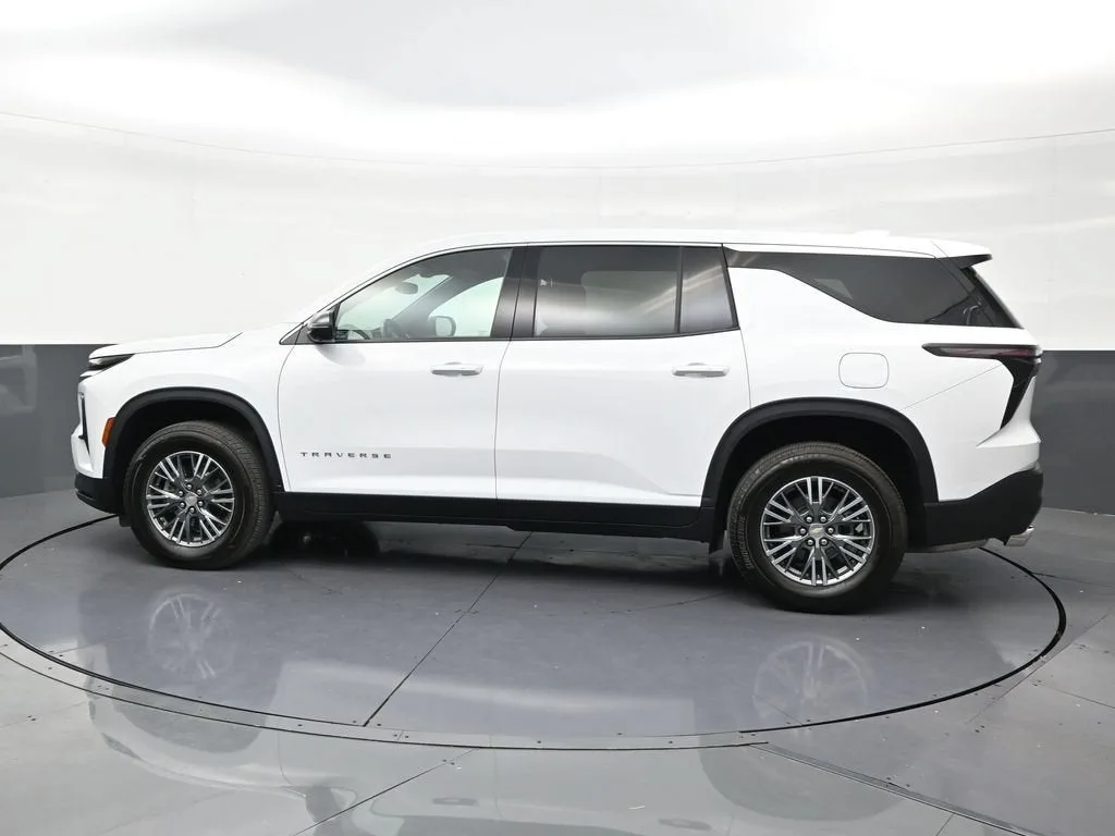 2025 Chevrolet Traverse LT photo 2