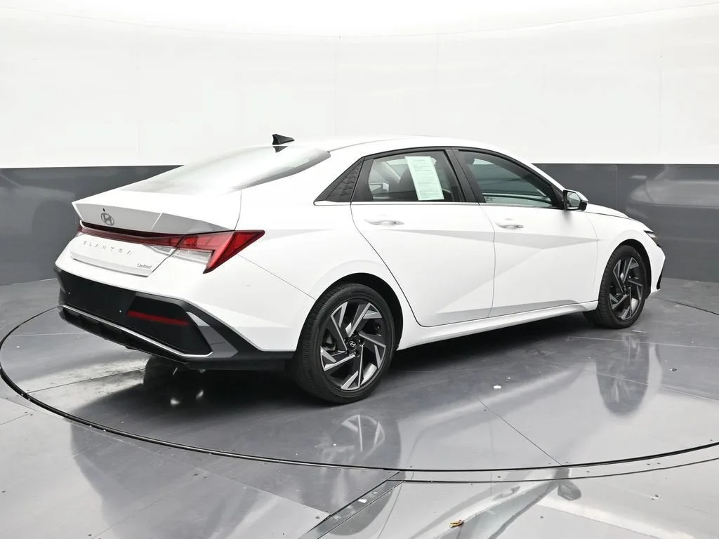 2024 Hyundai Elantra Limited photo 5