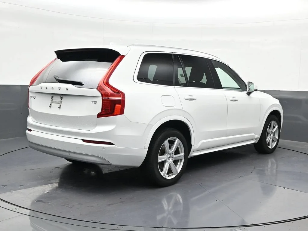 2022 Volvo XC90 Momentum photo 5