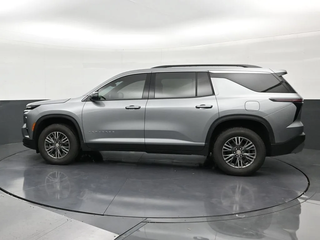 2026 Chevrolet Traverse LT photo 2
