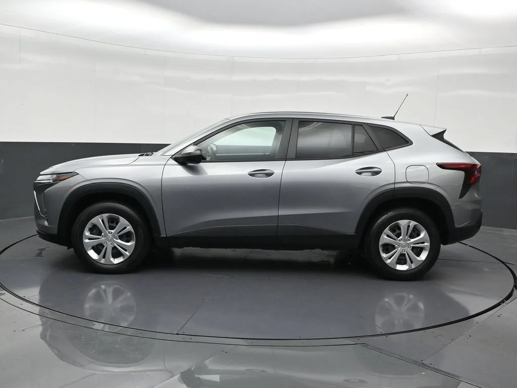 2024 Chevrolet Trax LS photo 2