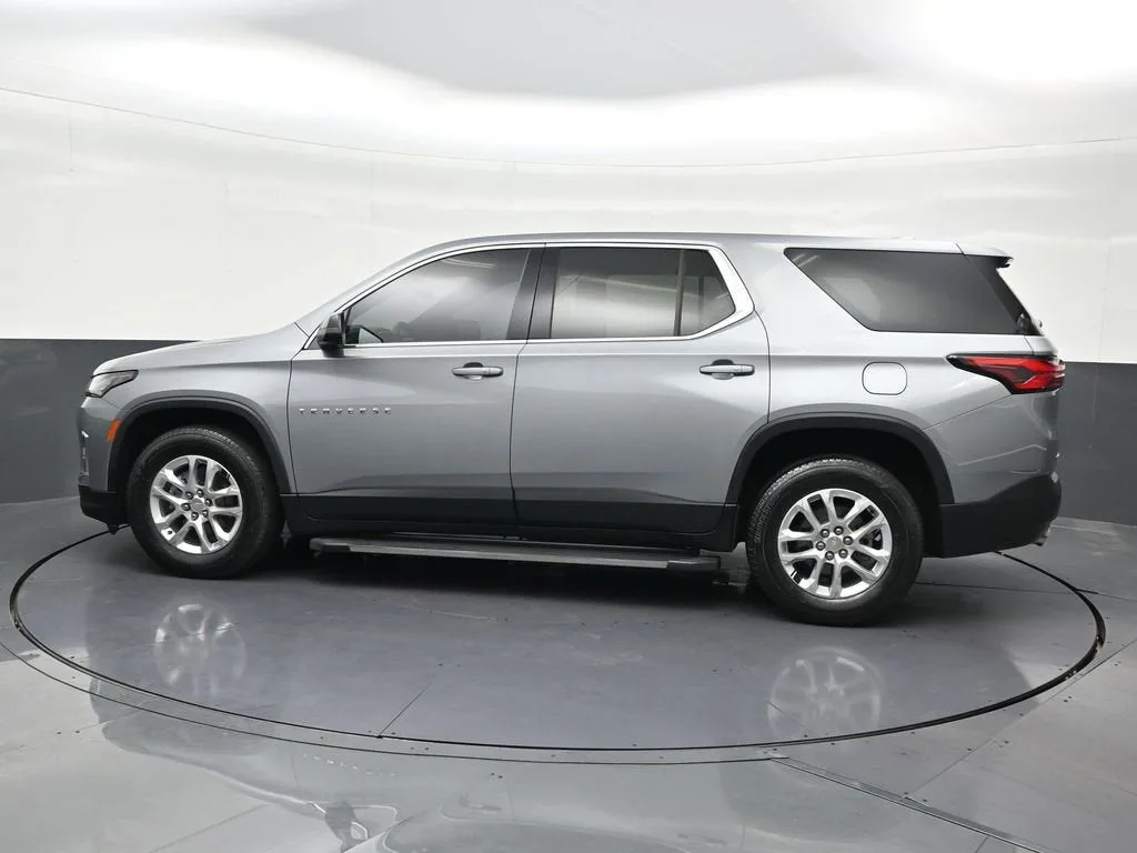 2023 Chevrolet Traverse LS photo 2