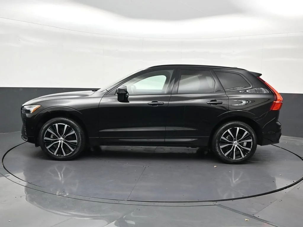 2024 Volvo XC60 B5 Plus Dark Theme photo 2