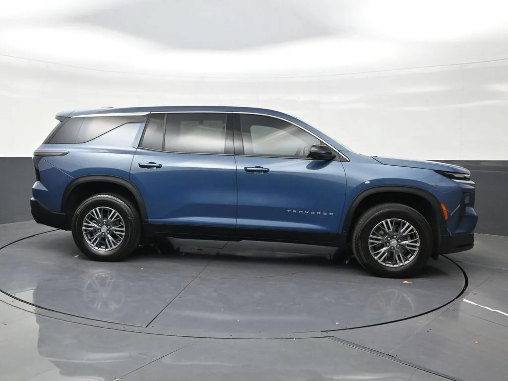 2024 Chevrolet Traverse LS photo 6
