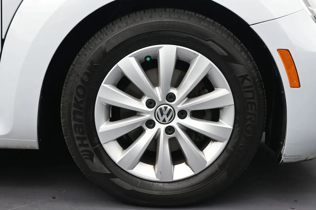 2017 Volkswagen Beetle 1.8T S photo 9