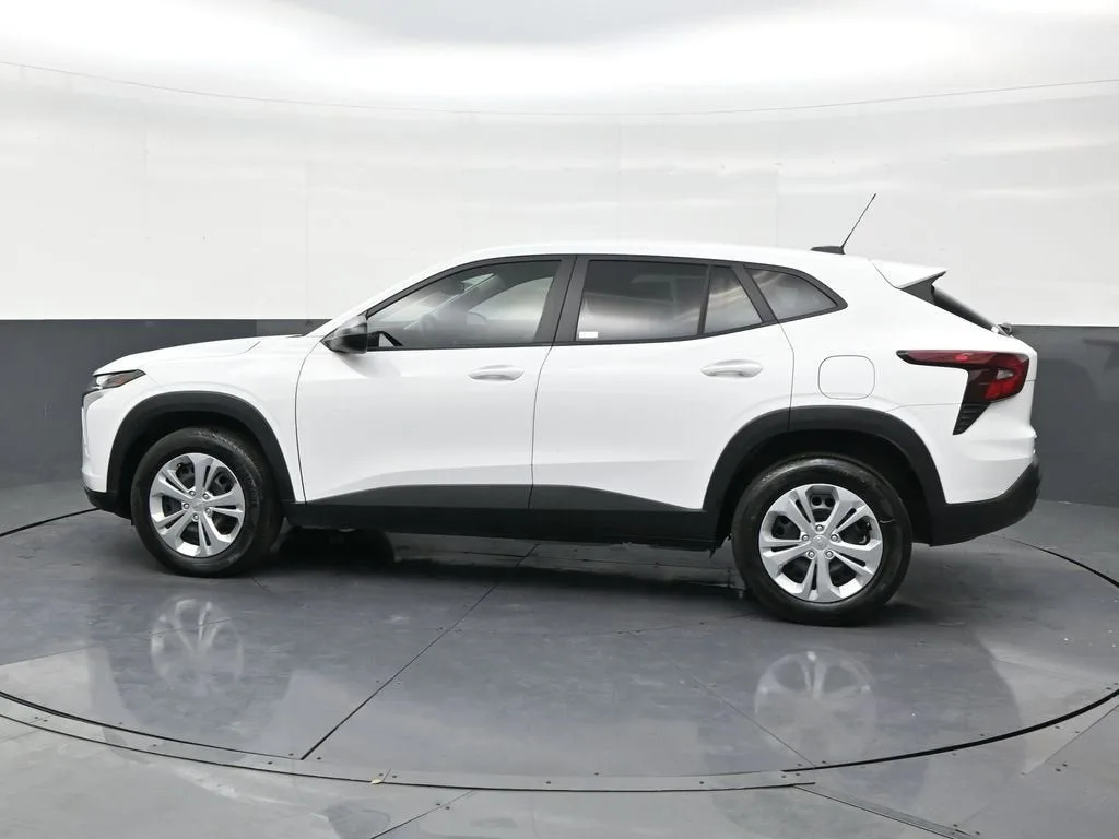 2025 Chevrolet Trax LS photo 2