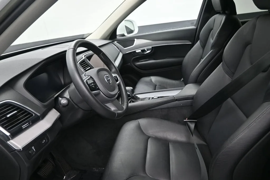 2022 Volvo XC90 T5 Momentum 7 Passenger photo 10