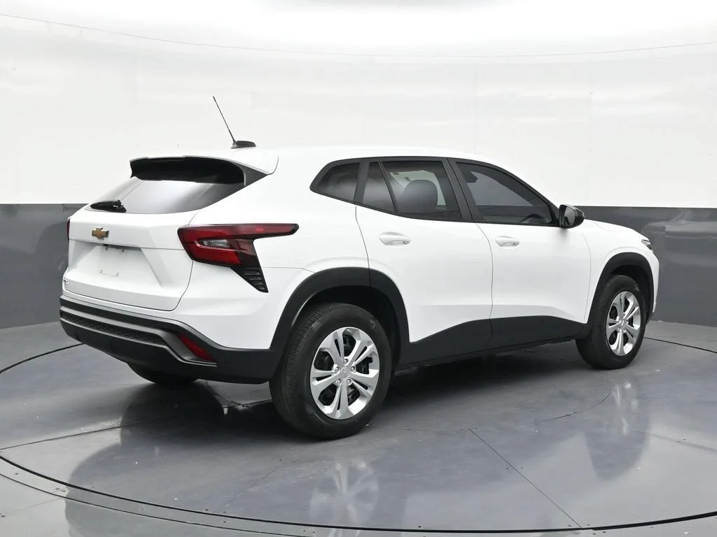 2024 Chevrolet Trax LS photo 5