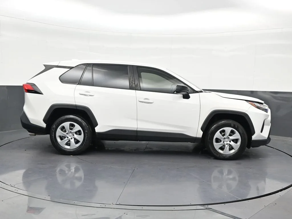 2023 Toyota RAV4 LE photo 7
