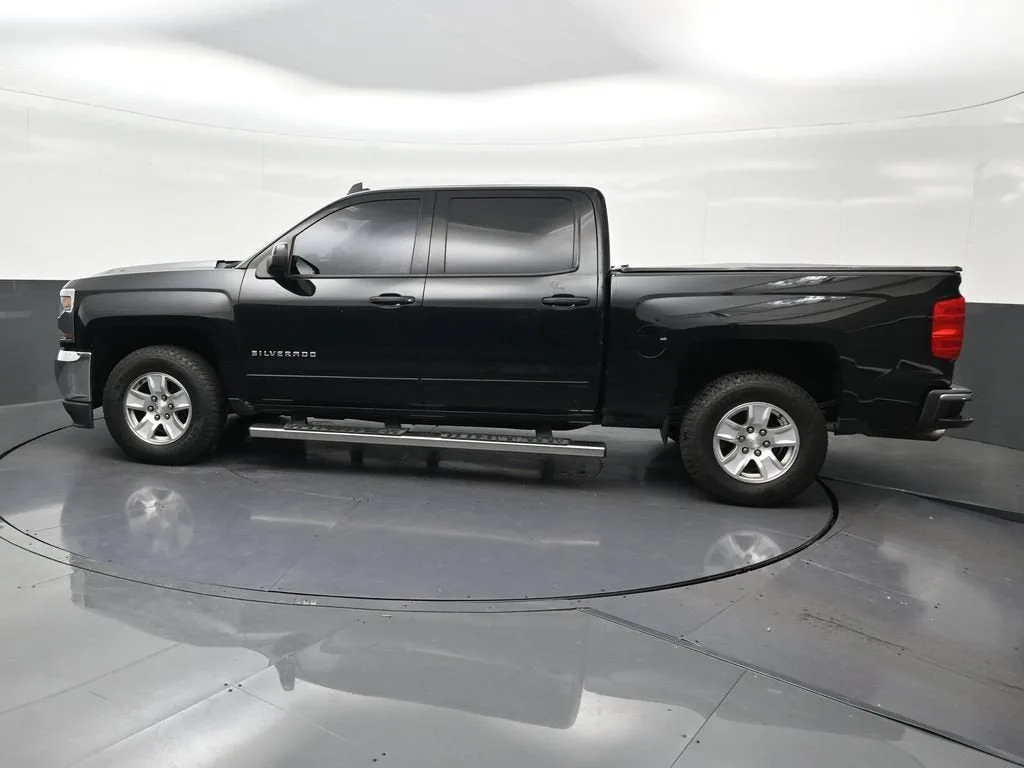 2017 Chevrolet Silverado 1500 LT photo 2