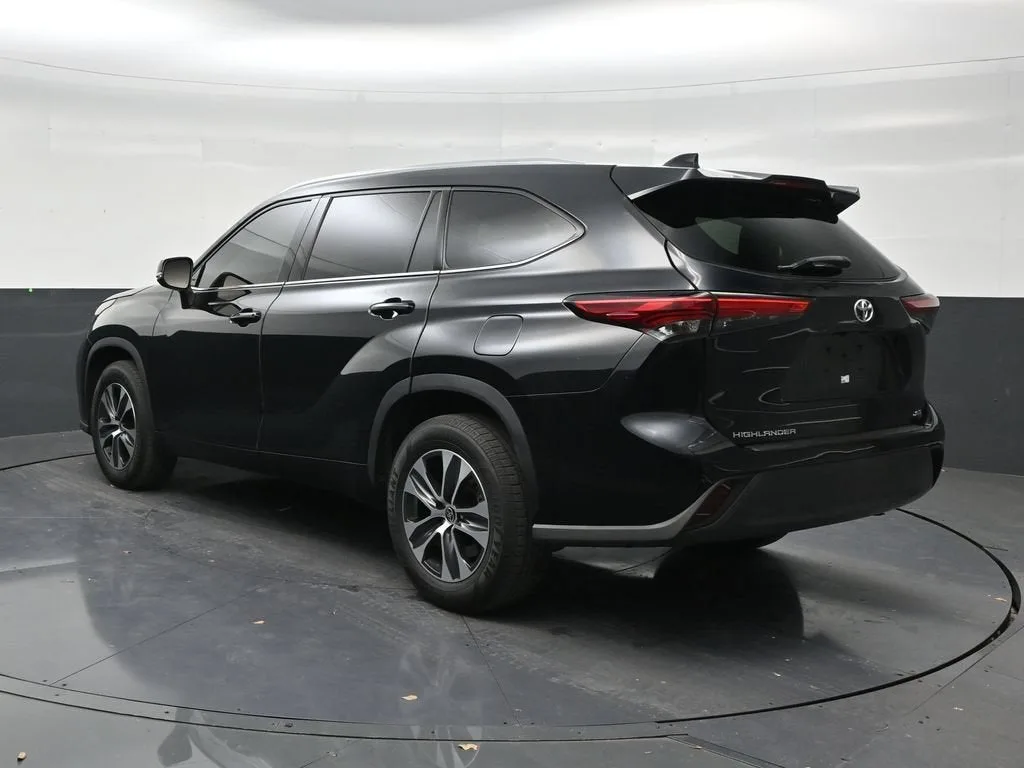 2021 Toyota Highlander XLE photo 3