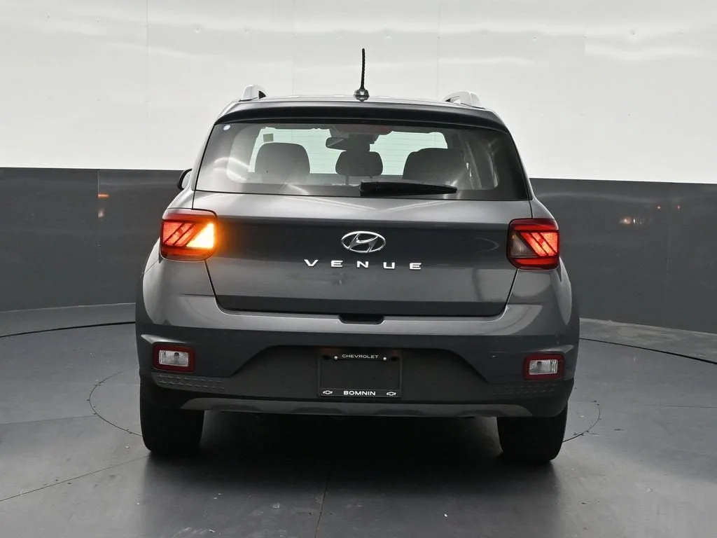 2024 Hyundai Venue SEL photo 4