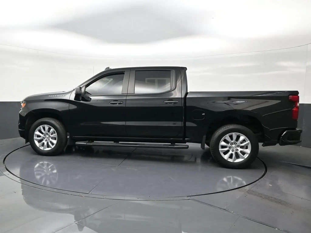 2024 Chevrolet Silverado 1500 Custom photo 2