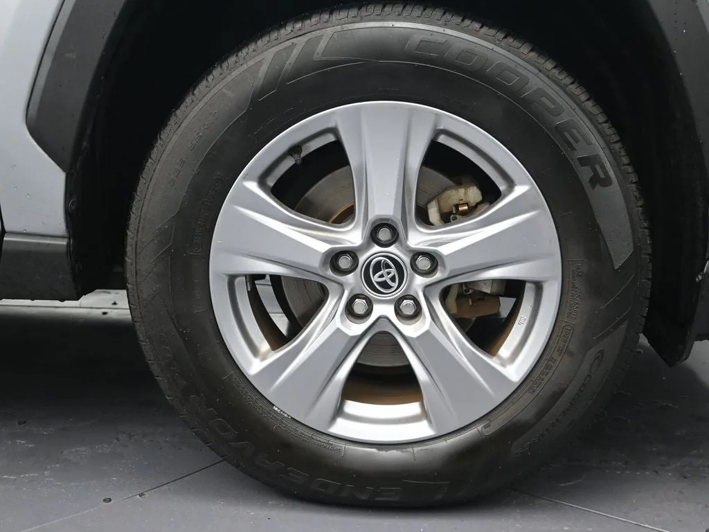 2022 Toyota RAV4 Hybrid LE photo 9
