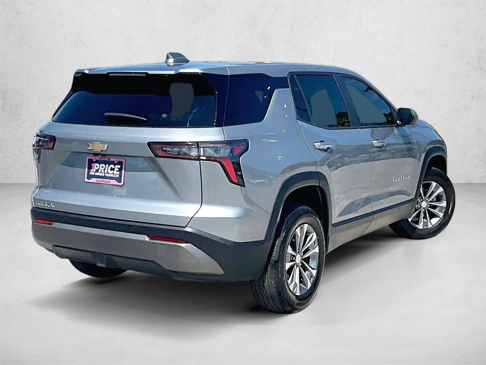 2025 Chevrolet Equinox LT photo 2