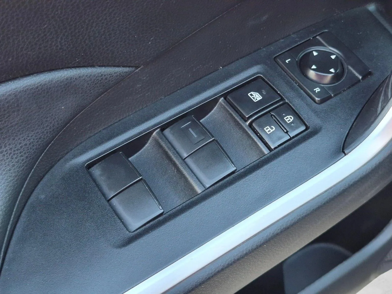 2021 Toyota RAV4 LE AWD (Natl) photo 12