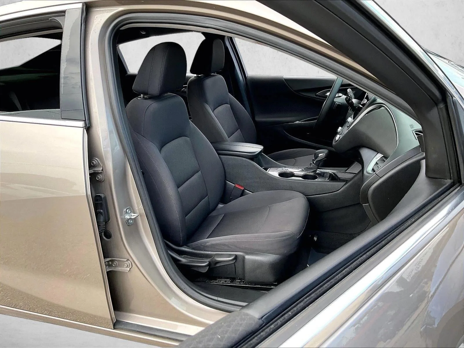 2023 Chevrolet Malibu LT photo 9